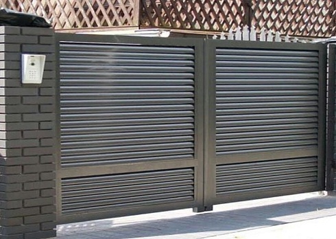 Распашные ворота жалюзи с типом заполнения Люкс 2500х1800 мм  в  Евпатория! по низким ценам
