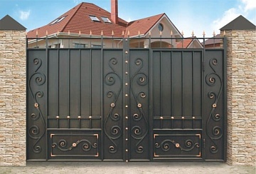 Распашные ворота с зашивкой листовым металлом и элементами ковки 3000х2000 мм