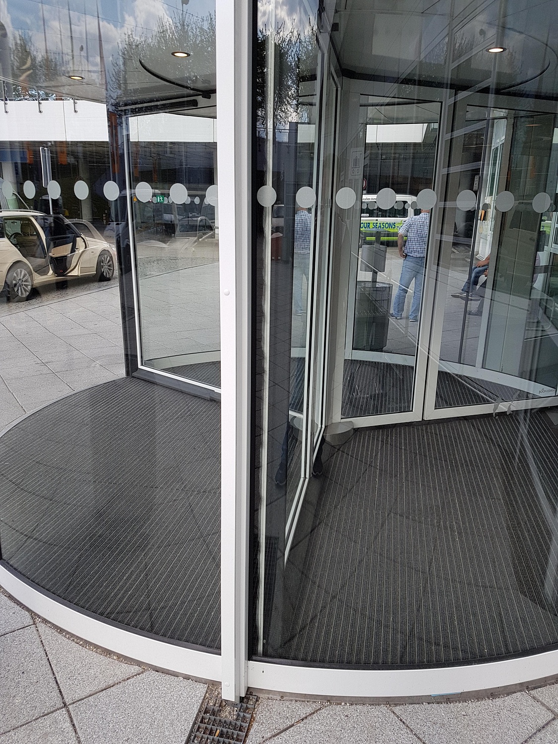 Заказать установку автоматических дверей в Евпатории. Монтаж выполняется командой профессионалов с опытом работы более 9 лет. 