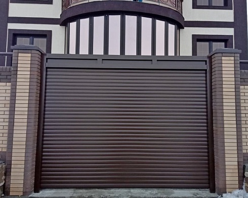 Роллетные ворота Алютех серии Prestige со сплошным алюминиевым профилем роликовой прокатки AG/77 с доставкой в Евпатории 